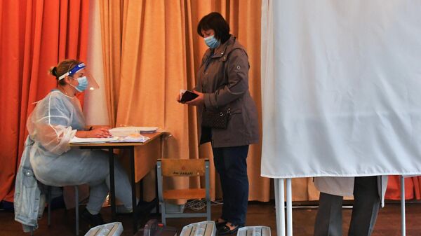 Женщина на избирательном участке по вопросу внесения поправок в Конституцию РФ во Владивостоке