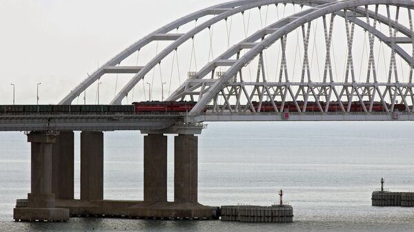 Грузовые поезда едут по Крымскому мосту