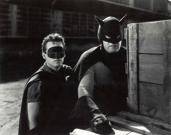 Кадр из сериала Бэтмен и Робин. 1949 год