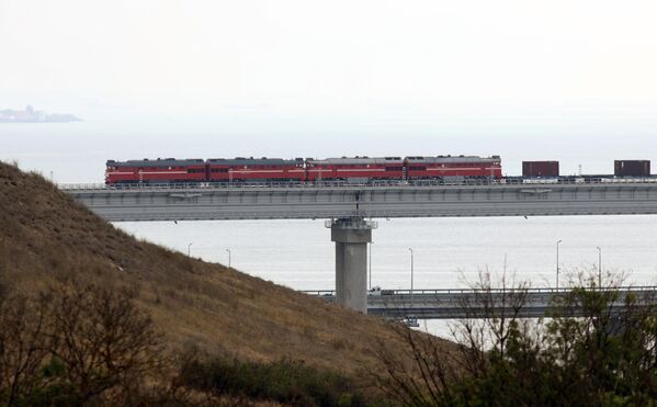 Грузовой поезд едет по Крымскому мосту