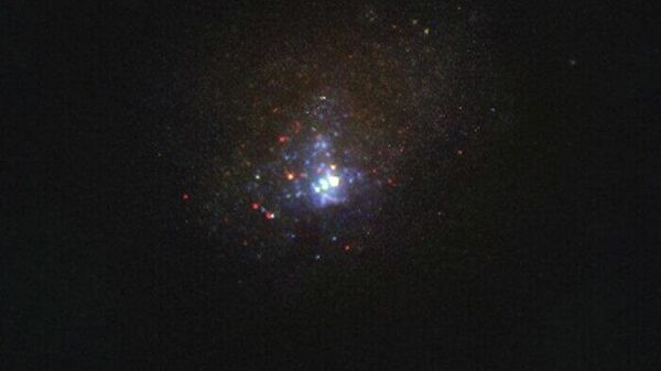Изображение карликовой галактики Кинмана (PHL 293B), полученное космическим телескопом Хаббл в 2011 году, до исчезновения массивной звезды