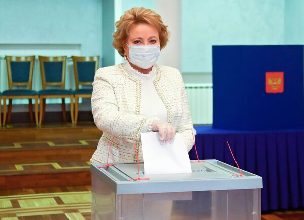 Спикер Совета Федерации Валентина Матвиенко голосует по вопросу внесения поправок в Конституцию РФ на избирательном участке в Москве