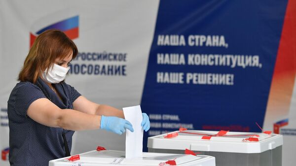 Женщина голосует по вопросу внесения поправок в Конституцию РФ на избирательном участке в Москве