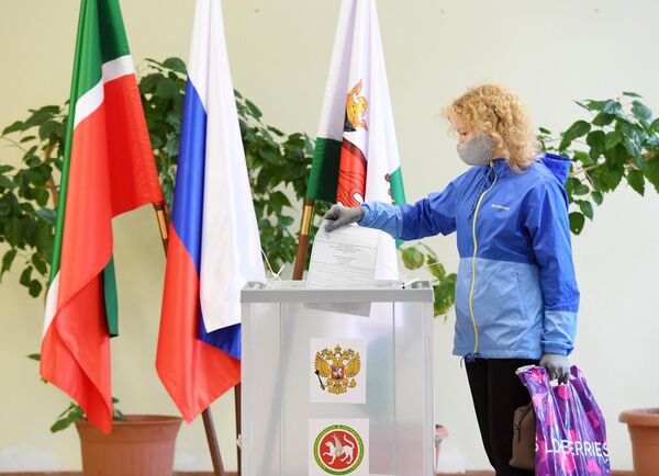 Женщина голосует по вопросу внесения поправок в Конституцию РФ на избирательном участке №322 в Казани