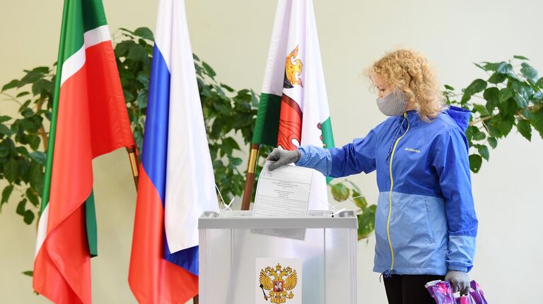Женщина голосует по вопросу внесения поправок в Конституцию РФ на избирательном участке №322 в Казани