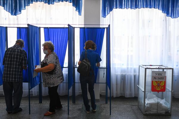 Избиратели на избирательном участке в Новосибирске, где проходит голосование по вопросу внесения поправок в Конституцию РФ