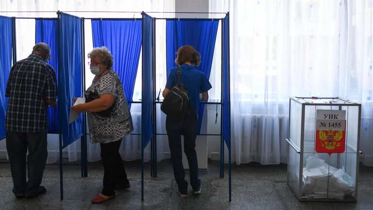 Избиратели на избирательном участке в Новосибирске, где проходит голосование по вопросу внесения поправок в Конституцию РФ