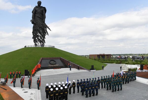 Президент РФ Владимир Путин выступает на церемонии открытия Ржевского мемориала Советскому солдату