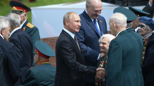 Президент РФ Владимир Путин и президент Белоруссии Александр Лукашенко приветствуют ветеранов на церемонии открытия Ржевского мемориала