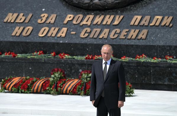 Президент РФ Владимир Путин во время церемонии возложения цветов к Ржевскому мемориалу Советскому солдату