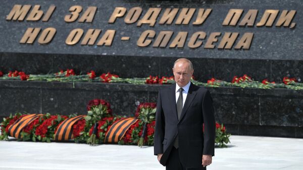 Президент РФ Владимир Путин во время церемонии возложения цветов к Ржевскому мемориалу Советскому солдату