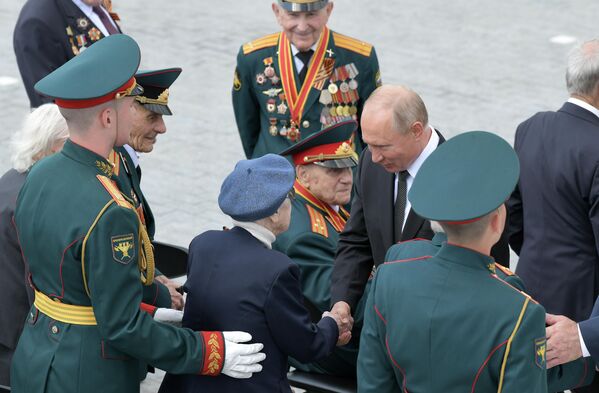Президент РФ Владимир Путин приветствует ветеранов Великой Отечественной войны на церемонии открытия Ржевского мемориала 