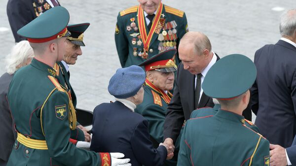 Президент РФ Владимир Путин приветствует ветеранов Великой Отечественной войны на церемонии открытия Ржевского мемориала 