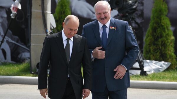 Президент РФ Владимир Путин и президент Белоруссии Александр Лукашенко на церемонии открытия Ржевского мемориала 