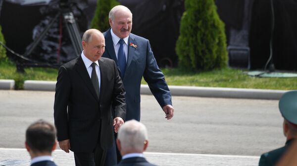 Президент РФ Владимир Путин и президент Белоруссии Александр Лукашенко на церемонии открытия Ржевского мемориала 