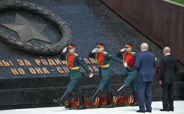 Президент РФ Владимир Путин и президент Белоруссии Александр Лукашенко во время церемонии возложения венка к Ржевскому мемориалу