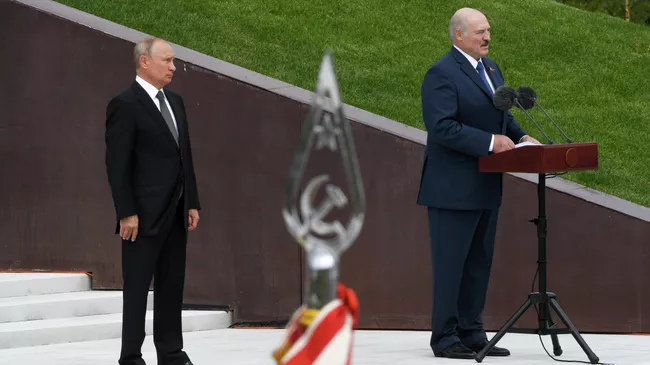 Президент РФ Владимир Путин и президент Белоруссии Александр Лукашенко на церемонии открытия Ржевского мемориала 