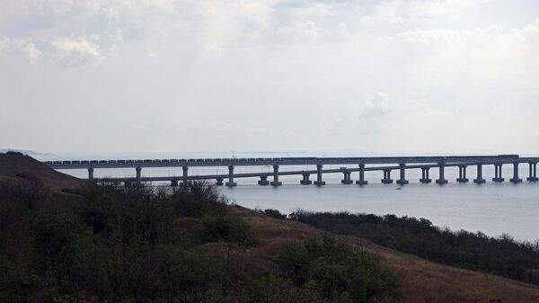 Грузовые поезда едут по Крымскому мосту