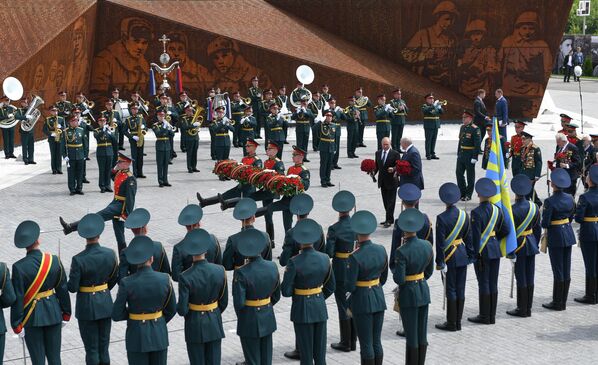 Президент РФ Владимир Путин и президент Белоруссии Александр Лукашенко во время церемонии возложения венка к Ржевскому мемориалу Советскому солдату