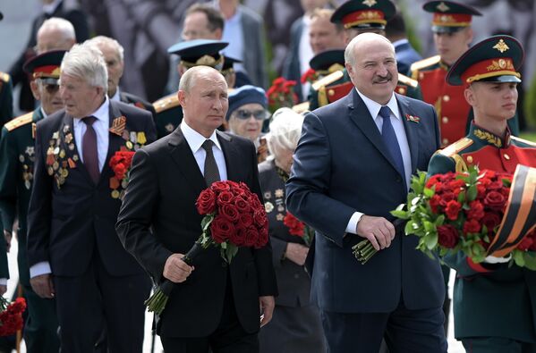 Президент РФ Владимир Путин и президент Белоруссии Александр Лукашенко во время церемонии возложения венка к Ржевскому мемориалу Советскому солдату