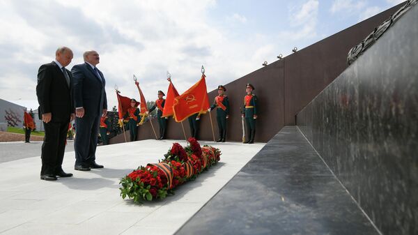 Президент РФ Владимир Путин и президент Белоруссии Александр Лукашенко (справа) во время церемонии возложения венка к Ржевскому мемориалу Советскому солдату