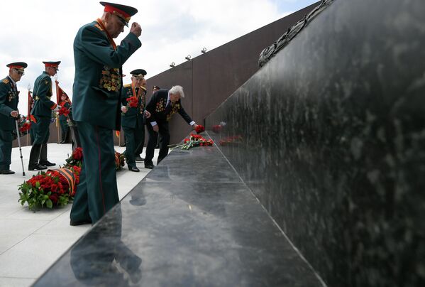 Ветераны Великой Отечественной войны на церемонии открытия Ржевского мемориала Советскому солдату