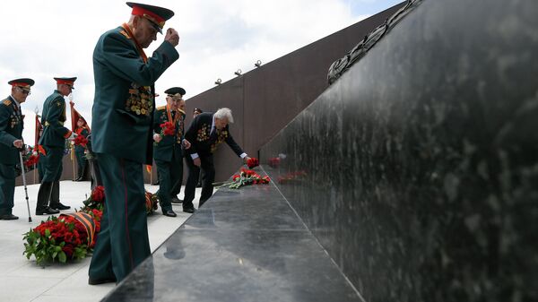 Ветераны Великой Отечественной войны на церемонии открытия Ржевского мемориала Советскому солдату