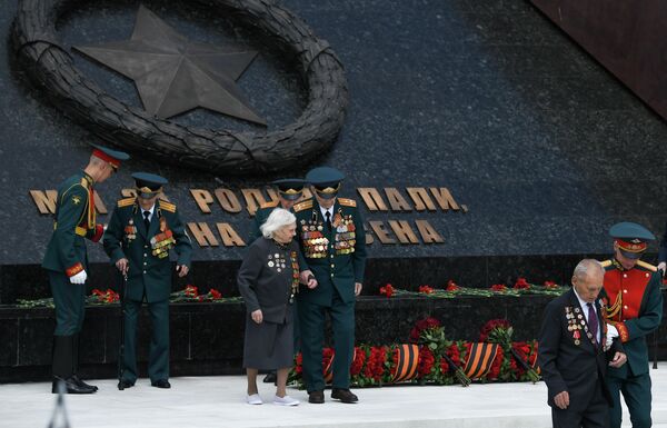 Ветераны Великой отечественной войны (ВОВ) во время церемонии возложения венка к Ржевскому мемориалу Советскому солдату
