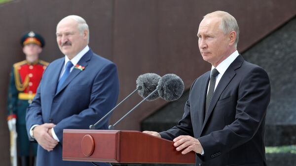 резидент РФ Владимир Путин и президент Белоруссии Александр Лукашенко на церемонии открытия Ржевского мемориала