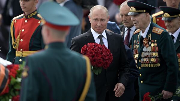 Президент РФ Владимир Путин на церемонии возложения венка к Ржевскому мемориалу