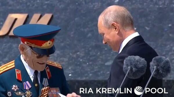 Путин передал записку ветерану на открытии памятника под Ржевом