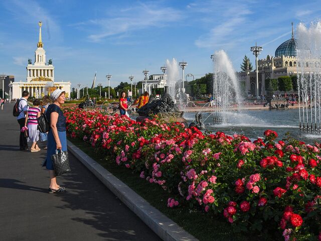 Отдыхающие на территории парка ВДНХ в Москве