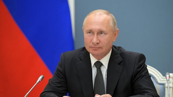 Президент РФ Владимир Путин во время видеоконференции по случаю открытия в Дагестане, Воронежской и Пензенской областях медицинских центров Министерства обороны РФ