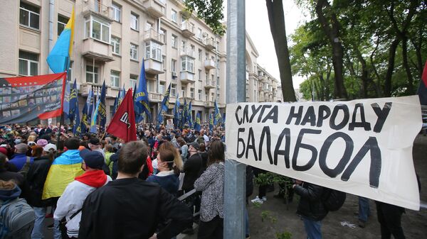 Участники акции против президента Украины Владимира Зеленского у дома В. Зеленского в Киеве