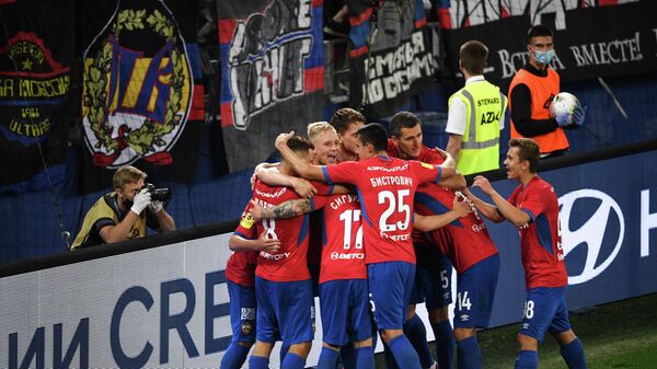Футболисты ЦСКА радуются второму забитому голу в ворота Спартака