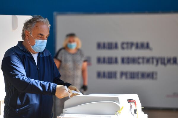 Мужчина голосует по вопросу одобрения изменений в Конституцию России на избирательном участке в Москве