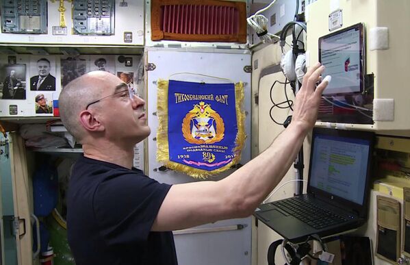 Российский космонавт-испытатель Анатолий Иванишин во время голосования на борту МКС