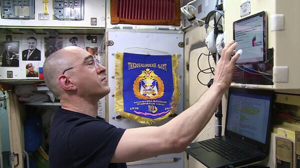 Российский космонавт-испытатель Анатолий Иванишин во время голосования на борту МКС