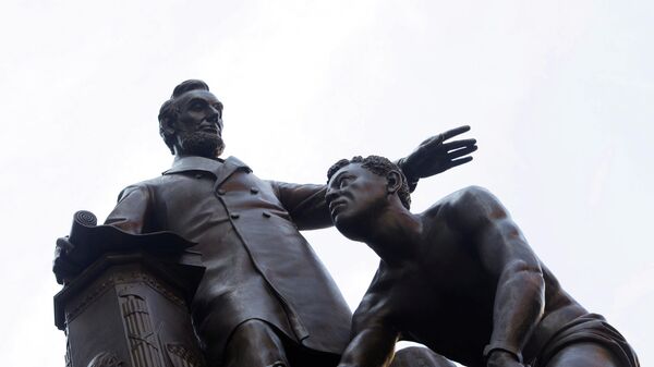 Памятник президенту США Аврааму Линкольну в Бостоне