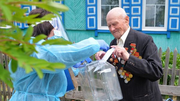 Участник Великой Отечественной войны Григорий Скрипов во время голосования по вопросу одобрения изменений в Конституцию РФ