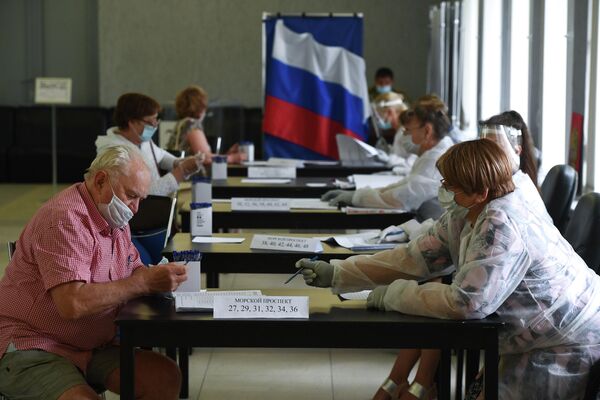 Мужчина голосует по вопросу одобрения изменений в Конституцию России на избирательном участке №1954 в Новосибирске