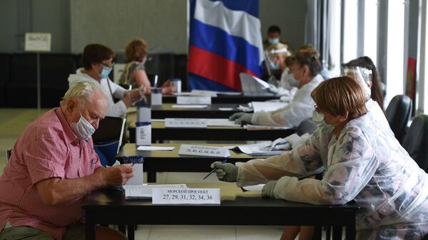 Мужчина голосует по вопросу одобрения изменений в Конституцию России