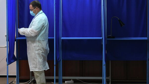 Мужчина голосует по вопросу одобрения изменений в Конституцию России на избирательном участке №1954 в Новосибирске