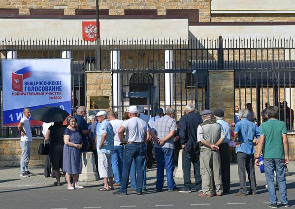 Очередь возле избирательного участка №8000 в городу Сухуме в Грузии, где проходит голосование по вопросу одобрения изменений в Конституцию России