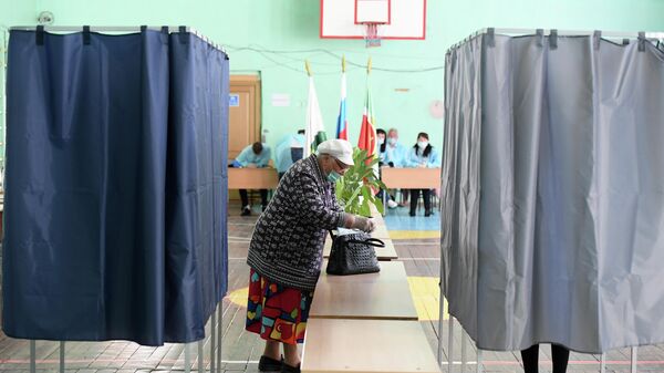Люди голосуют по вопросу одобрения изменений в Конституцию России