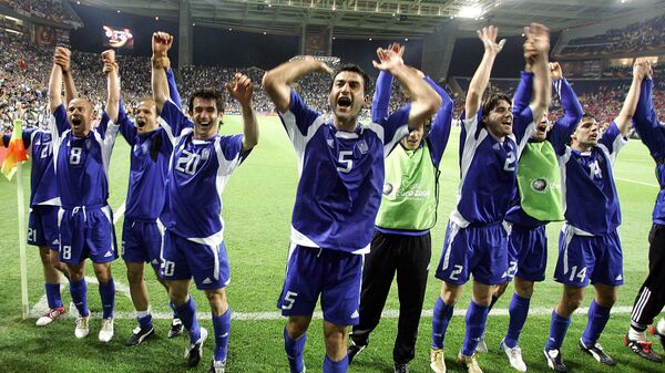 Футболисты сборной Греции празднуют выход в финал чемпионата Европы-2004