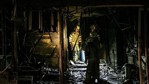Пожарные осматривают место взрыва в медицинской клинике на севере Тегерана