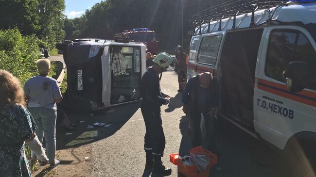 Сотрудники МЧС на месте ДТП в Подмосковье на втором километре автодороги Чехов-Кресты 