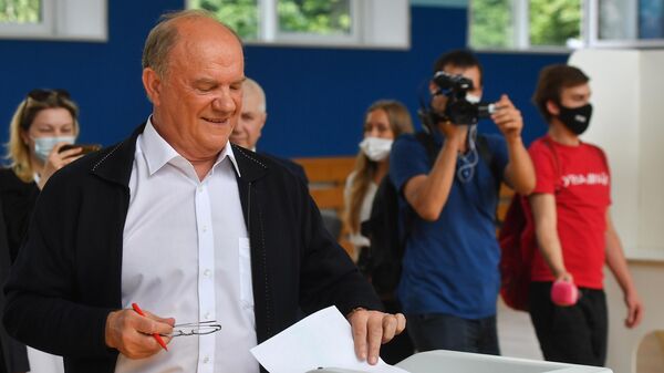 Геннадий Зюганов голосует по вопросу одобрения изменений в Конституцию России на избирательном участке в Москве