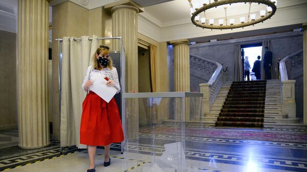 Девушка во время голосования по вопросу одобрения изменений в Конституцию на избирательном участке в здании посольства РФ в Варшаве